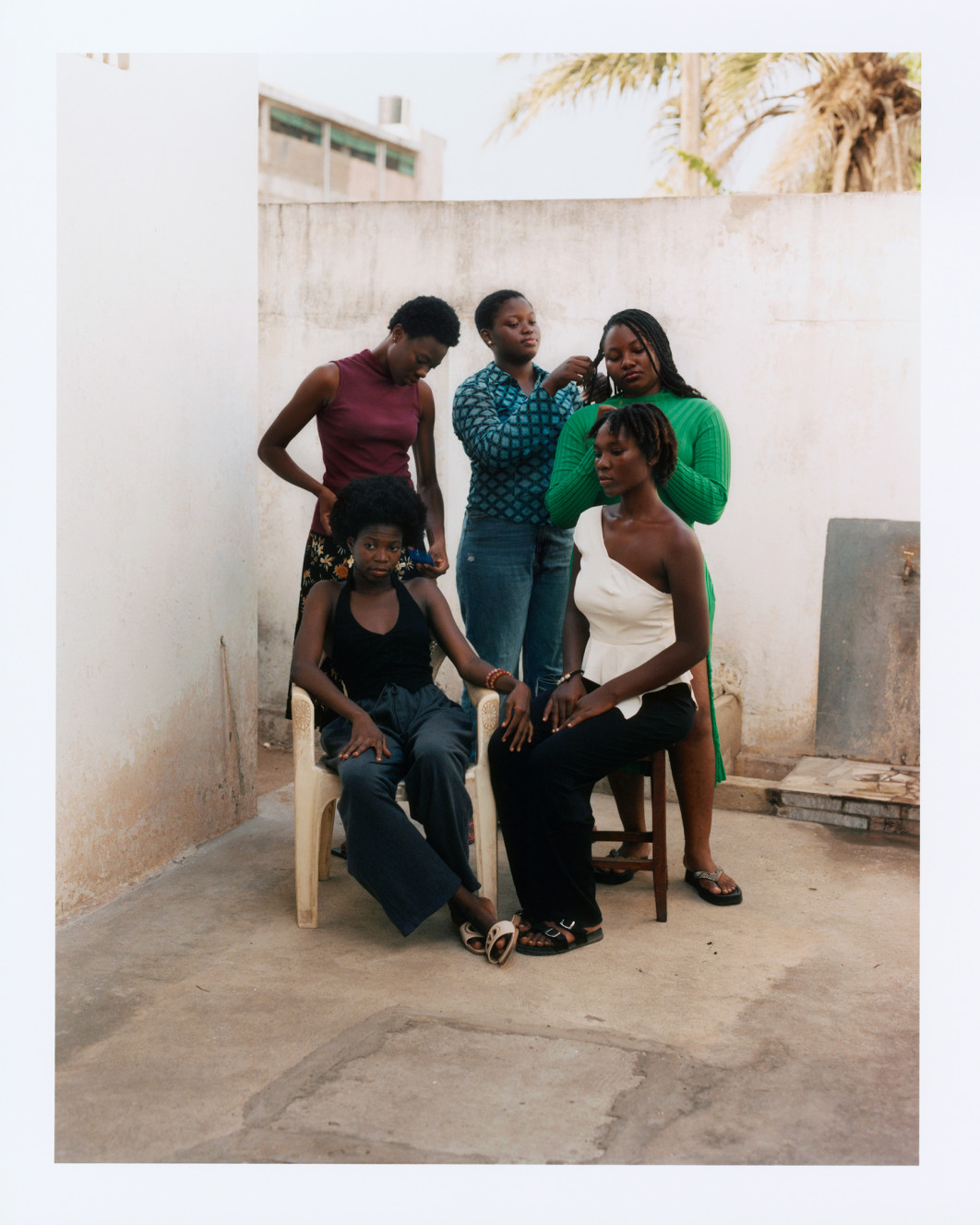  Fot. Ana Flores, "Claudia, Darleine, Marthe, Victorie and Maryline". Zdjęcie pochodzi z serii zatytułowanej „Je te connais de demain” (Znam Cię z wczoraj). Claudię, Darleine, Victoire, Marthe i Maryline fotografowałam podczas mojej niedawnej podróży do Togo w maju. To był wyjątkowy moment - te kobiety należą do społeczności, którą wspiera w swojej pracy moja najbliższa przyjaciółka i fotografka Delali Ayivi, a możliwość, by zostać przyjętą do jej świata, do jej ojczyzny, była rzadkim i bardzo znaczącym doświadczeniem / Female in Focus x Nikon 2025