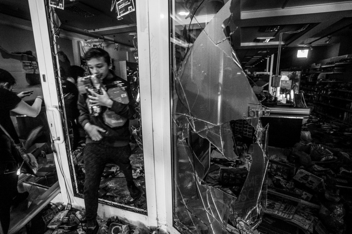 fot. Michał Dyjuk, Forum Polska Agencja Fotografów, I miejsce w kategorii WYDARZENIA
Zamieszki w Hamburgu podczas szczytu G20, czyli spotkania przywódców największych potęg gospodarczych świata. Miasto przez trzy noce było polem bitwy między protestującymi antyglobalistami a strzegącymi porządku policjantami. Szkody szacowano na 12 mln euro. 7 lipca – 9 lipca 2017