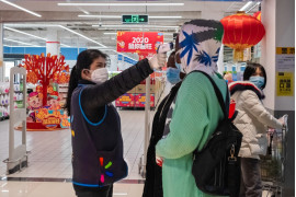 fot. Arek Rataj, nominacja w kategorii Wydarzenia. Mówi autor: „Kiedy w grudniu 2019 roku przyjechałem do Wuhan, byłem pod wrażeniem miejskiej przestrzeni. Nie wiedziałem jednak, że wkrótce ta 11-milionowa metropolia skurczy się do rozmiaru karceru. Zacząłem pracę jako wykładowca komunikacji wizualnej na Jianghan University. Był początek stycznia, gdy Zhang – jeden z moich studentów – opowiedział mi o dziwnym wirusie. »To tylko grypa czy coś podobnego« – uspokajał. 23 stycznia miasto zostało zamknięte”. 