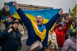 Ludzie zgromadzeni na głównym placu w Chersoniu, świętują odzyskanie wolności po rosyjskiej okupacji, Ukraina, 12 listopada 2022 
fot. Wojciech Grzędziński