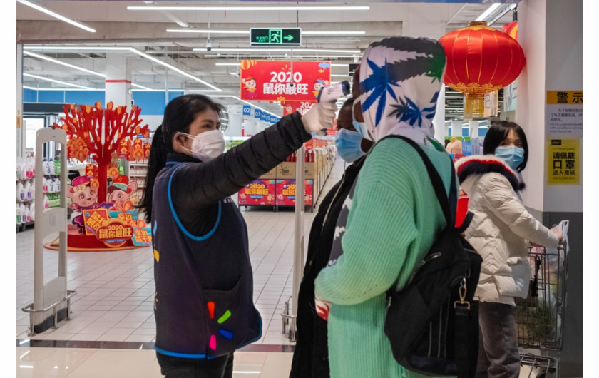 fot. Arek Rataj, nominacja w kategorii Wydarzenia. Mówi autor: „Kiedy w grudniu 2019 roku przyjechałem do Wuhan, byłem pod wrażeniem miejskiej przestrzeni. Nie wiedziałem jednak, że wkrótce ta 11-milionowa metropolia skurczy się do rozmiaru karceru. Zacząłem pracę jako wykładowca komunikacji wizualnej na Jianghan University. Był początek stycznia, gdy Zhang – jeden z moich studentów – opowiedział mi o dziwnym wirusie. »To tylko grypa czy coś podobnego« – uspokajał. 23 stycznia miasto zostało zamknięte”. 