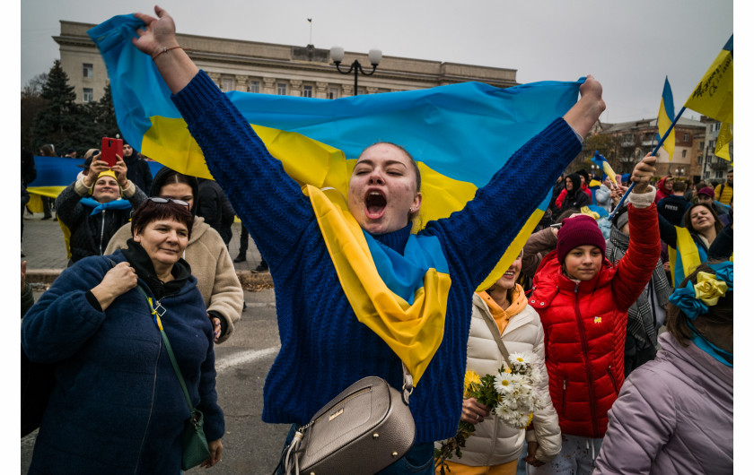 Ludzie zgromadzeni na głównym placu w Chersoniu, świętują odzyskanie wolności po rosyjskiej okupacji, Ukraina, 12 listopada 2022 
fot. Wojciech Grzędziński