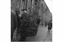 Handel świąteczny przed halą i w Hali Mirowskiej w Warszawie, 1979 / Narodowe Archiwum Cyfrowe
