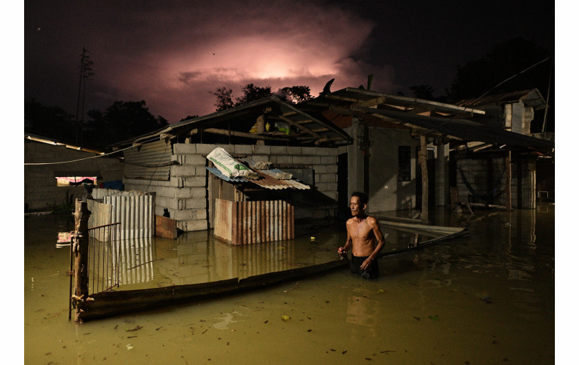 Z cyklu: Four Storms, Ten Days
fot. Noel Celis / Associated Press / World Press Photo 2025




W ciągu zaledwie kilku dni – pod koniec października i na początku listopada 2024 roku – Filipiny nawiedziły cztery kolejne cyklony, z których trzy przekształciły się w tajfuny. Po Tropikalnym Sztormie Trami przyszły tajfuny Yinxing, Toraji i Usagi, pozostawiając za sobą pas zniszczeń, głównie w regionie północnego Luzon. Z danych zawartych w raporcie Philippine Climate Change Assessment Cycle wynika, że od 2012 roku liczba tajfunów uderzających w Filipiny wzrosła aż o 210%. Inne badania również potwierdzają, że kryzys klimatyczny nasila ekstremalne zjawiska pogodowe, takie jak ulewy i powodzie, na całym świecie.