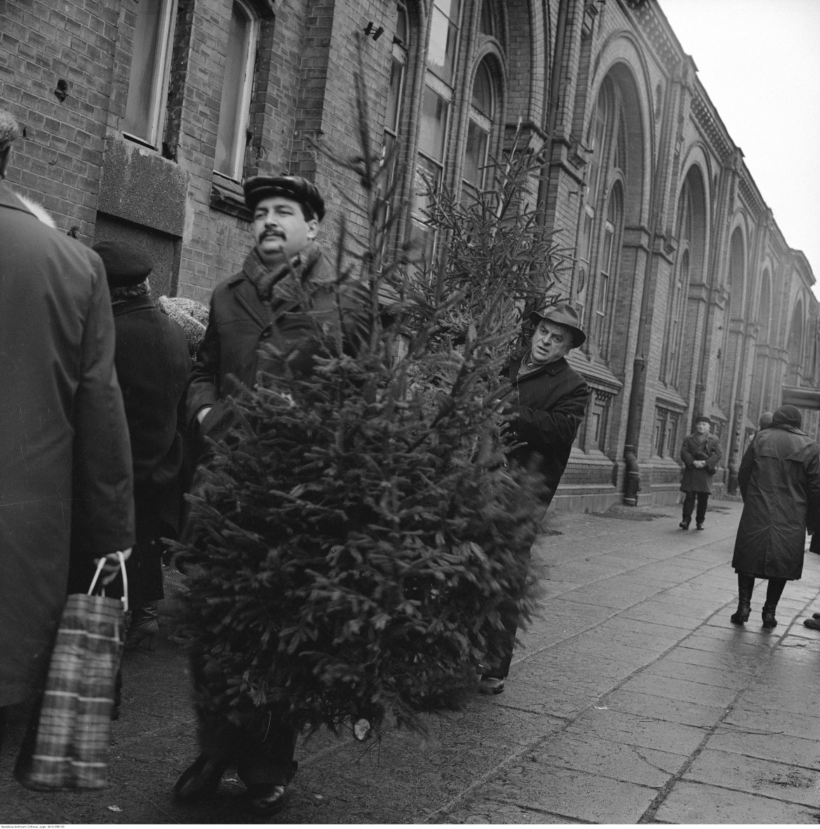 Handel świąteczny przed halą i w Hali Mirowskiej w Warszawie, 1979 / Narodowe Archiwum Cyfrowe