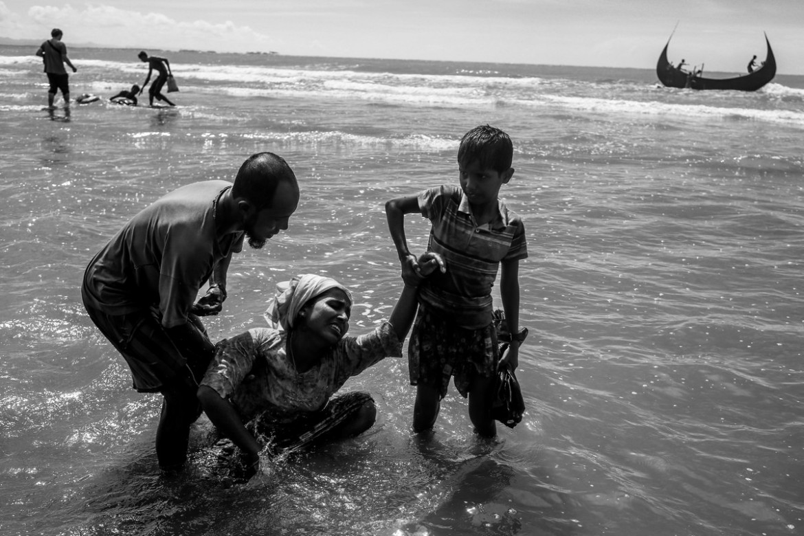 fot. Michał Dyjuk, Forum Polska Agencja Fotografów, II miejsce w kategorii WYDARZENIA
Bangladesz. Mniejszość muzułmańska Rohingja od pokoleń zamieszkiwała stan Rakhine w buddyjskiej Birmie, doświadczając stale prześladowań i represji. Jednak ofensywa militarna wojsk birmańskich w 2017 roku przerodziła się w masakrę dokonaną na niewinnych ludziach. Od końca sierpnia 2017 roku ponad 800 tys. osób zostało zmuszonych do ucieczki z Birmy do sąsiedniego Bangladeszu. Lecz tam dramat Rohingjów się nie kończy.
