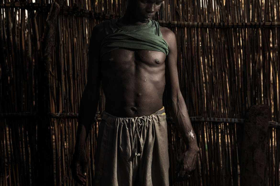 fot. Marco Gualazzini, Contrasto, "The Lake Chad Crisis", 1. miejsce w kategorii Enviromnent.
Kryzys humanitarny w Kotlinie Czasu to kombinacja konfliktu politycznego i czynników środowiskowych. Jezioro Czad, niegdyś jedno z największych w Afryce i źródło życia dla 40 mln osób, z powodu źle zaplanowanych systemów nawadniania, suszy i wylesiania terenu w ciągu 60 lat zmniejszyło swój rozmiar o 90 procent. Rybacy pozostali bez pracy, a brak wody wywołuje konflikty między farmerami, a hodowcami trzody. Korzysta na tym dżihadystyczne ugrupowanie Boko Haram, które rekrutuje nowych członków w lokalnych wioskach. Narastający konflikt doprowadził do wysiedlenia 2,5 mln osób i braku bezpieczeństwa żywnościowego.