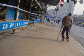 fot. Arek Rataj, nominacja w kategorii Wydarzenia. Mówi autor: „Kiedy w grudniu 2019 roku przyjechałem do Wuhan, byłem pod wrażeniem miejskiej przestrzeni. Nie wiedziałem jednak, że wkrótce ta 11-milionowa metropolia skurczy się do rozmiaru karceru. Zacząłem pracę jako wykładowca komunikacji wizualnej na Jianghan University. Był początek stycznia, gdy Zhang – jeden z moich studentów – opowiedział mi o dziwnym wirusie. »To tylko grypa czy coś podobnego« – uspokajał. 23 stycznia miasto zostało zamknięte”. 