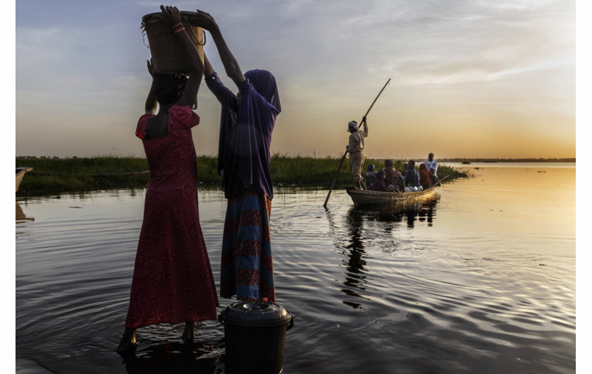 fot. Marco Gualazzini, Contrasto, The Lake Chad Crisis, 1. miejsce w kategorii Enviromnent.

Kryzys humanitarny w Kotlinie Czasu to kombinacja konfliktu politycznego i czynników środowiskowych. Jezioro Czad, niegdyś jedno z największych w Afryce i źródło życia dla 40 mln osób, z powodu źle zaplanowanych systemów nawadniania, suszy i wylesiania terenu w ciągu 60 lat zmniejszyło swój rozmiar o 90 procent. Rybacy pozostali bez pracy, a brak wody wywołuje konflikty między farmerami, a hodowcami trzody. Korzysta na tym dżihadystyczne ugrupowanie Boko Haram, które rekrutuje nowych członków w lokalnych wioskach. Narastający konflikt doprowadził do wysiedlenia 2,5 mln osób i braku bezpieczeństwa żywnościowego.