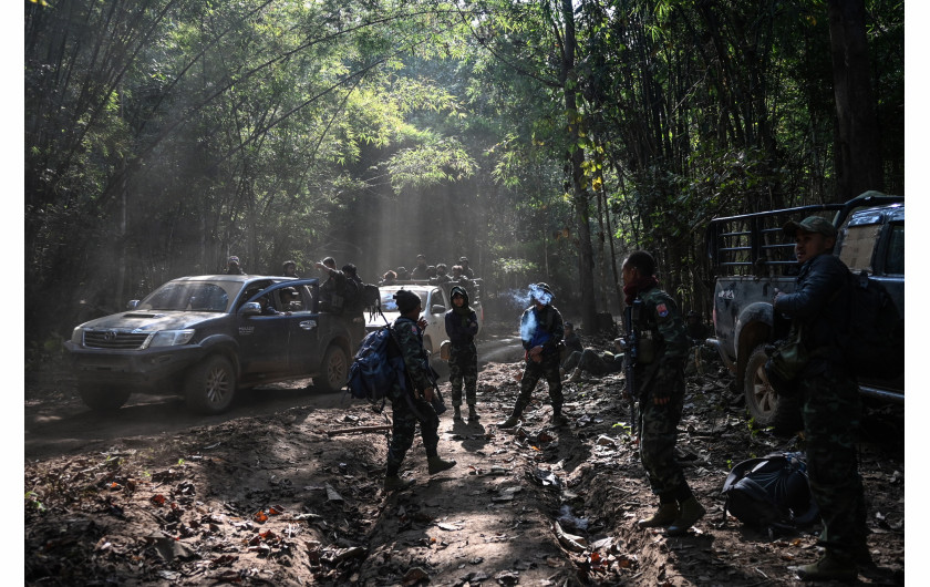 Z cyklu: A Nation in Conflict
fot. Ye Aung Thu / World Press Photo 2025




Mjanma od dziesięcioleci pogrążona jest w wewnętrznych konfliktach, a ostatnim ich przejawem był wojskowy zamach stanu w 2021 roku. Przewrót ten wywołał falę zbrojnego oporu w całym kraju i doprowadził do rewolucji. Różne cywilne milicje, luźno zrzeszone pod szyldem Sił Obrony Ludowej (People’s Defense Forces - PDF), w 2024 roku zintensyfikowały działania zbrojne przeciwko reżimowi. Fotograf, który jako sześcioletni chłopiec przeżył przewrót wojskowy w 1988 roku, doświadczył powtórki historii, gdy jego własny syn miał tyle samo lat w 2021. Od tego czasu podróżuje po kraju, dokumentując działalność zbrojnych grup oporu i obserwując, jak ich determinacja staje się źródłem nadziei w czasach mroku.