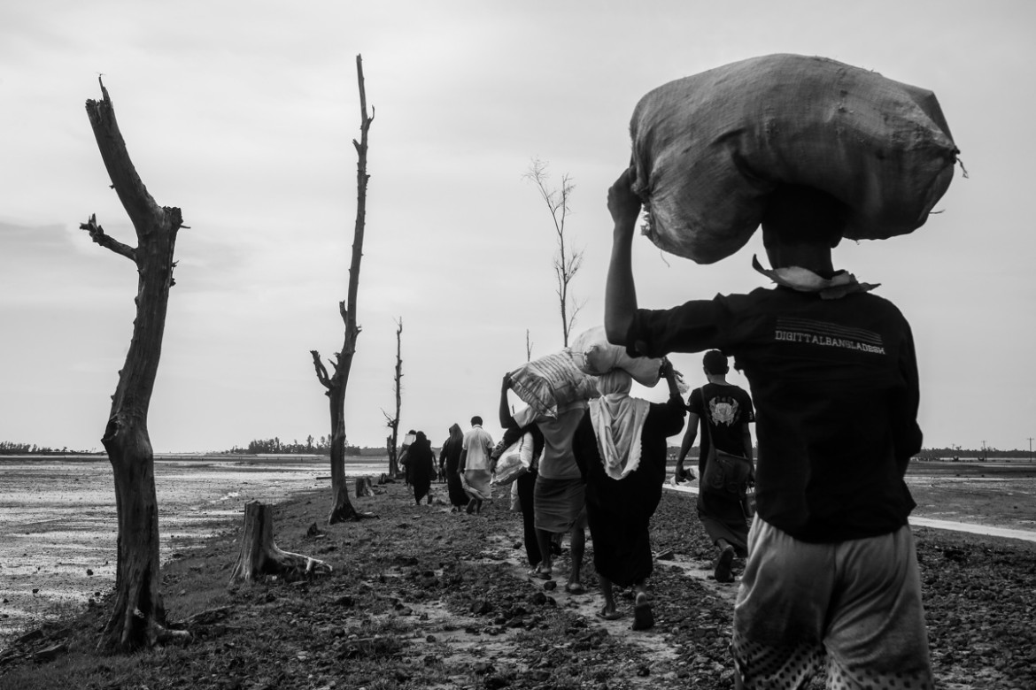 fot. Michał Dyjuk, Forum Polska Agencja Fotografów, II miejsce w kategorii WYDARZENIA

Bangladesz. Mniejszość muzułmańska Rohingja od pokoleń zamieszkiwała stan Rakhine w buddyjskiej Birmie, doświadczając stale prześladowań i represji. Jednak ofensywa militarna wojsk birmańskich w 2017 roku przerodziła się w masakrę dokonaną na niewinnych ludziach. Od końca sierpnia 2017 roku ponad 800 tys. osób zostało zmuszonych do ucieczki z Birmy do sąsiedniego Bangladeszu. Lecz tam dramat Rohingjów się nie kończy. 