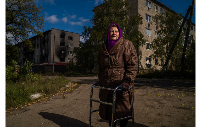 Antonina (94 l.) mieszka w mocno zniszczonym bloku w Sewiersku na Ukrainie, 5 października 2022
fot. Wojciech Grzędziński