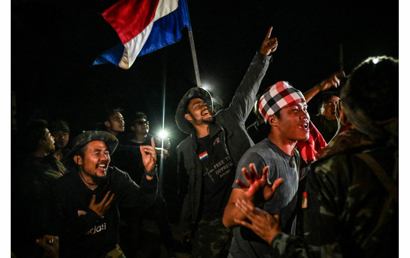 Z cyklu: A Nation in Conflict
fot. Ye Aung Thu / World Press Photo 2025




Mjanma od dziesięcioleci pogrążona jest w wewnętrznych konfliktach, a ostatnim ich przejawem był wojskowy zamach stanu w 2021 roku. Przewrót ten wywołał falę zbrojnego oporu w całym kraju i doprowadził do rewolucji. Różne cywilne milicje, luźno zrzeszone pod szyldem Sił Obrony Ludowej (People’s Defense Forces - PDF), w 2024 roku zintensyfikowały działania zbrojne przeciwko reżimowi. Fotograf, który jako sześcioletni chłopiec przeżył przewrót wojskowy w 1988 roku, doświadczył powtórki historii, gdy jego własny syn miał tyle samo lat w 2021. Od tego czasu podróżuje po kraju, dokumentując działalność zbrojnych grup oporu i obserwując, jak ich determinacja staje się źródłem nadziei w czasach mroku.