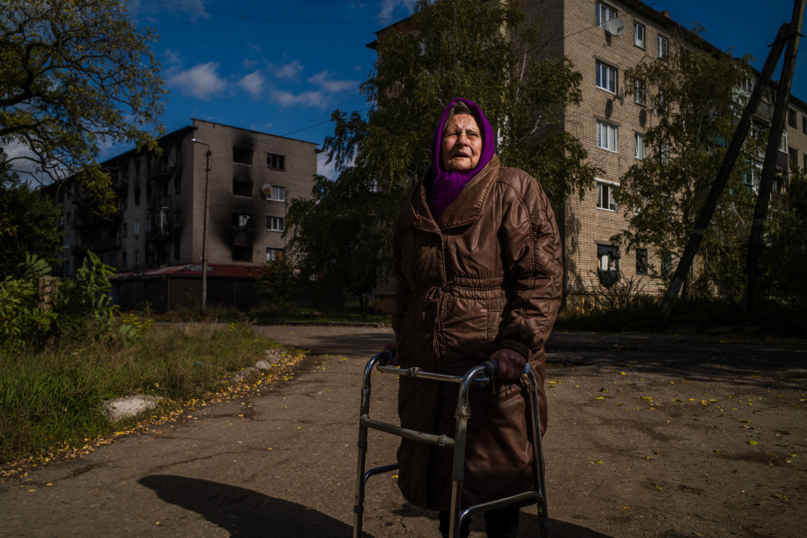 Antonina (94 l.) mieszka w mocno zniszczonym bloku w Sewiersku na Ukrainie, 5 października 2022
fot. Wojciech Grzędziński