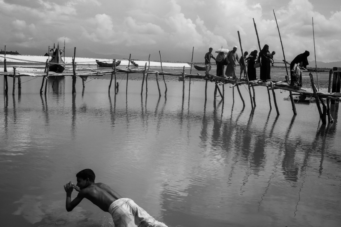 fot. Michał Dyjuk, Forum Polska Agencja Fotografów, II miejsce w kategorii WYDARZENIA
Bangladesz. Mniejszość muzułmańska Rohingja od pokoleń zamieszkiwała stan Rakhine w buddyjskiej Birmie, doświadczając stale prześladowań i represji. Jednak ofensywa militarna wojsk birmańskich w 2017 roku przerodziła się w masakrę dokonaną na niewinnych ludziach. Od końca sierpnia 2017 roku ponad 800 tys. osób zostało zmuszonych do ucieczki z Birmy do sąsiedniego Bangladeszu. Lecz tam dramat Rohingjów się nie kończy.