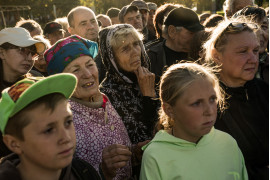 Ludzie zebrali się na głównym placu w Izyum, by odebrać pomoc humanitarną, Ukraina, 21 września 2022 r.
fot. Wojciech Grzędziński