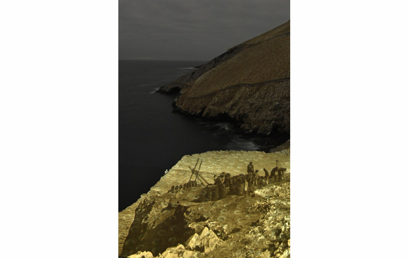 fot. Thomas P. Peschak, National Geographic, Ghosts of Guano Islands, 3. miejsce w kategorii Enviromnent.

Zdjęcia archiwalne zestawione ze współczesnymi obrazami Islas Ballestas (Guano Islands), gdzie 19-wiecznie zbiory guana doprowadziły do dramatycznego zmniejszenia się populacji ptaków morskich. Teraz populacja ta powoli się odradza. Guano jako nawóz zyskało na popularności w XIX wieku, a głównym jego źródłem były peruwiańskie wyspy. Boom skończył się wraz z wprowadzeniem w XX wieku nawozów na bazie amoniaku, jednak do tej pory pory populacja ptaków zdążyła drastycznie się skurczyć. Dziś pozyskiwanie guana odbywa się raz na 10 lat, odbywa się w różnych lokalizacjach i dokonywane jest pod obserwacją osób odpowiedzialnych za ochronę przyrody.