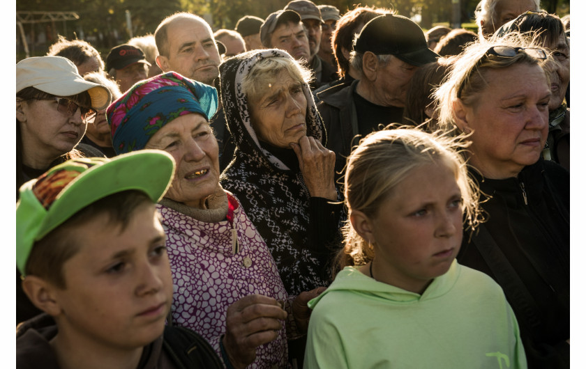 Ludzie zebrali się na głównym placu w Izyum, by odebrać pomoc humanitarną, Ukraina, 21 września 2022 r.
fot. Wojciech Grzędziński