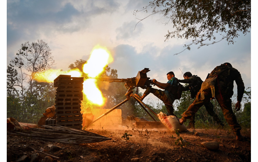 Z cyklu: A Nation in Conflict
fot. Ye Aung Thu / World Press Photo 2025




Mjanma od dziesięcioleci pogrążona jest w wewnętrznych konfliktach, a ostatnim ich przejawem był wojskowy zamach stanu w 2021 roku. Przewrót ten wywołał falę zbrojnego oporu w całym kraju i doprowadził do rewolucji. Różne cywilne milicje, luźno zrzeszone pod szyldem Sił Obrony Ludowej (People’s Defense Forces - PDF), w 2024 roku zintensyfikowały działania zbrojne przeciwko reżimowi. Fotograf, który jako sześcioletni chłopiec przeżył przewrót wojskowy w 1988 roku, doświadczył powtórki historii, gdy jego własny syn miał tyle samo lat w 2021. Od tego czasu podróżuje po kraju, dokumentując działalność zbrojnych grup oporu i obserwując, jak ich determinacja staje się źródłem nadziei w czasach mroku.