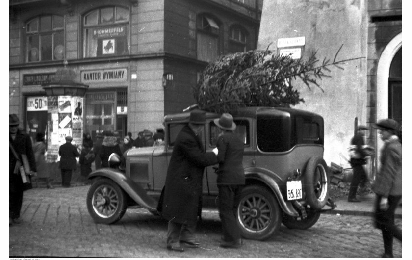 Sprzedaż przedświąteczna na Rynku Głównym w Krakowie, 1932 / Narodowe Archiwum Cyfrowe