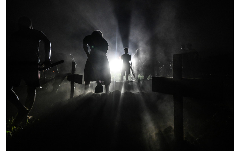 Z cyklu: A Nation in Conflict
fot. Ye Aung Thu / World Press Photo 2025




Mjanma od dziesięcioleci pogrążona jest w wewnętrznych konfliktach, a ostatnim ich przejawem był wojskowy zamach stanu w 2021 roku. Przewrót ten wywołał falę zbrojnego oporu w całym kraju i doprowadził do rewolucji. Różne cywilne milicje, luźno zrzeszone pod szyldem Sił Obrony Ludowej (People’s Defense Forces - PDF), w 2024 roku zintensyfikowały działania zbrojne przeciwko reżimowi. Fotograf, który jako sześcioletni chłopiec przeżył przewrót wojskowy w 1988 roku, doświadczył powtórki historii, gdy jego własny syn miał tyle samo lat w 2021. Od tego czasu podróżuje po kraju, dokumentując działalność zbrojnych grup oporu i obserwując, jak ich determinacja staje się źródłem nadziei w czasach mroku.