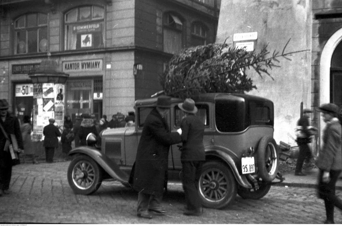 Sprzedaż przedświąteczna na Rynku Głównym w Krakowie, 1932 / Narodowe Archiwum Cyfrowe