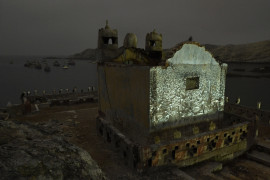 fot. Thomas P. Peschak, National Geographic, "Ghosts of Guano Islands", 3. miejsce w kategorii Enviromnent.

Zdjęcia archiwalne zestawione ze współczesnymi obrazami Islas Ballestas (Guano Islands), gdzie 19-wiecznie zbiory guana doprowadziły do dramatycznego zmniejszenia się populacji ptaków morskich. Teraz populacja ta powoli się odradza. Guano jako nawóz zyskało na popularności w XIX wieku, a głównym jego źródłem były peruwiańskie wyspy. Boom skończył się wraz z wprowadzeniem w XX wieku nawozów na bazie amoniaku, jednak do tej pory pory populacja ptaków zdążyła drastycznie się skurczyć. Dziś pozyskiwanie guana odbywa się raz na 10 lat, odbywa się w różnych lokalizacjach i dokonywane jest pod obserwacją osób odpowiedzialnych za ochronę przyrody.