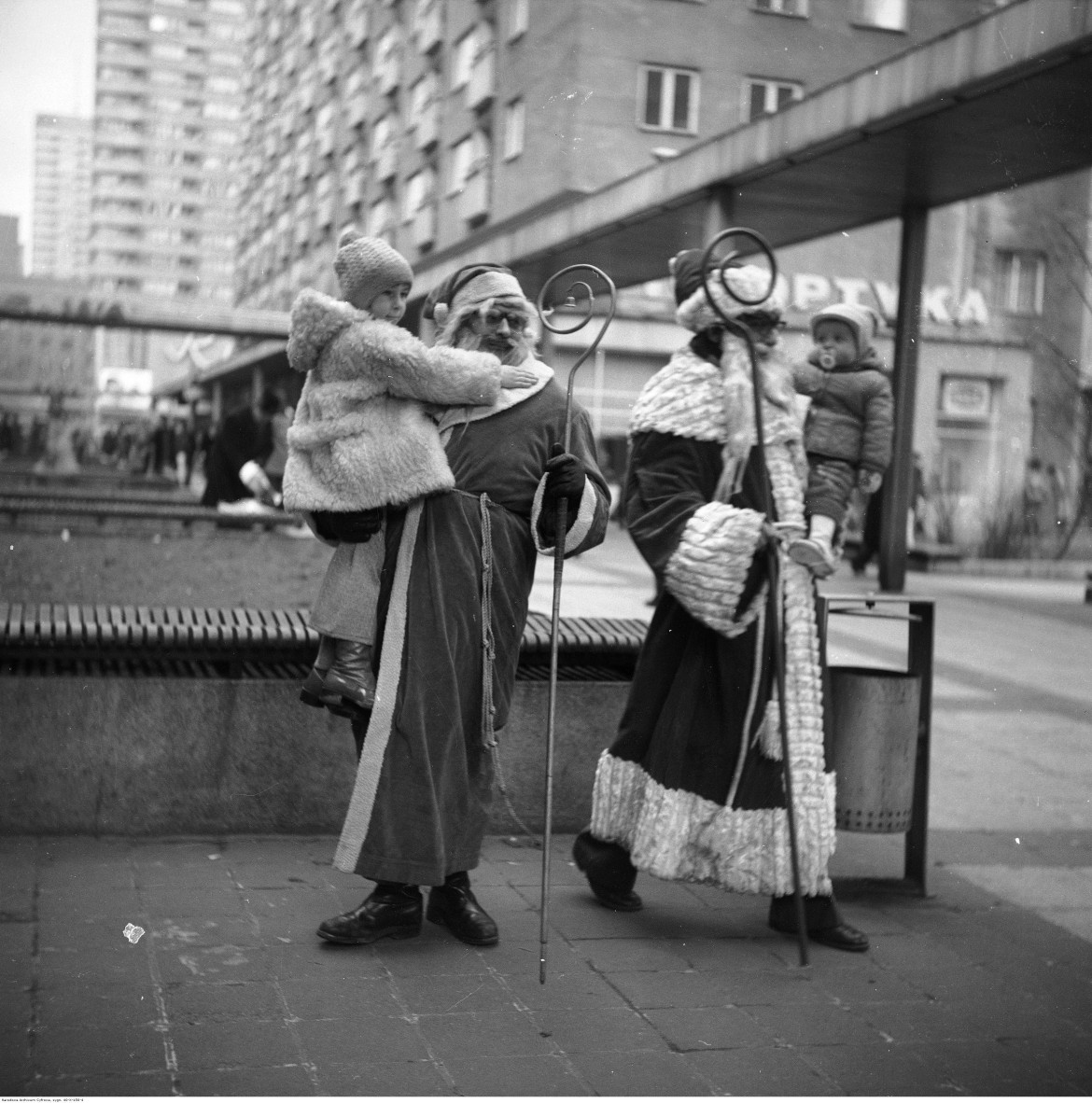 Mikołaj w pasażu za Domami Towarowymi Centrum w Warszawie, 1976 / Narodowe Archiwum Cyfrowe