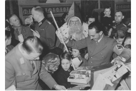 Uroczystości Bożego Narodzenia w Ministerstwie propagandy. Joseph Goebbels rozdaje podarunki dzieciom żołnierzy, 1940 / Narodowe Archiwum Cyfrowe