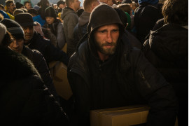 Ludzie zbierają paczki z pomocą humanitarną na głównym placu „Wolności” w Chersoniu. Od ponad tygodnia w mieście nie ma prądu, gazu ani wody. Ukraina, 15 listopada 2022
fot. Wojciech Grzędziński