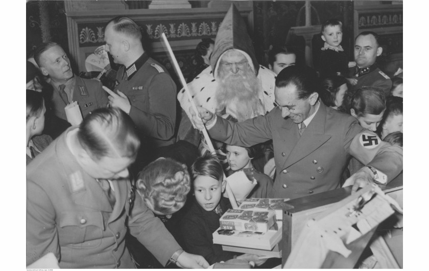 Uroczystości Bożego Narodzenia w Ministerstwie propagandy. Joseph Goebbels rozdaje podarunki dzieciom żołnierzy, 1940 / Narodowe Archiwum Cyfrowe