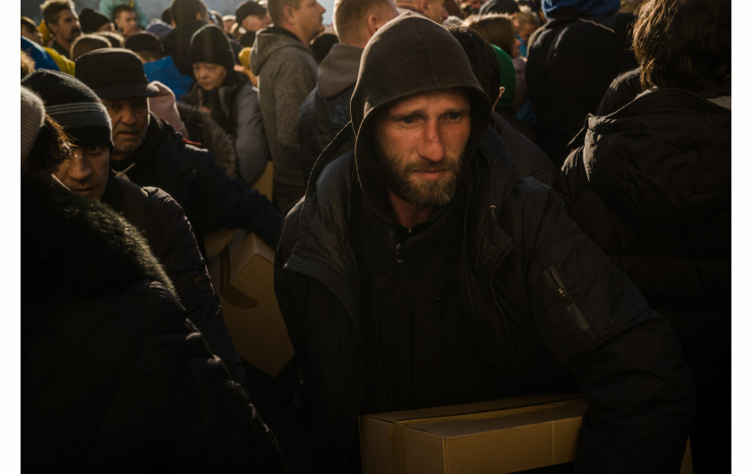 Ludzie zbierają paczki z pomocą humanitarną na głównym placu „Wolności” w Chersoniu. Od ponad tygodnia w mieście nie ma prądu, gazu ani wody. Ukraina, 15 listopada 2022
fot. Wojciech Grzędziński