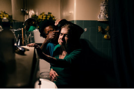 <strong>Z cyklu: "MARIA"<br />
fot. Maria Abranches / World Press Photo 2025</strong>

<br /><br />



Życie Any Marii Jeremias jako opiekunki i pomocy domowej w Portugalii odzwierciedla los niezliczonych kobiet w całej Europie. W wieku zaledwie dziewięciu lat została przemycona z Angoli do Portugalii pod fałszywymi obietnicami edukacji. Od ponad czterdziestu lat pracuje w cudzych domach, odgrywając kluczową rolę w codziennym życiu rodzin, którym pomaga. Skupiając się na jej historii, fotografka zachęca do refleksji nad uprzywilejowaniem oraz oddaje hołd jej życiu — i życiu wielu kobiet o podobnych doświadczeniach.