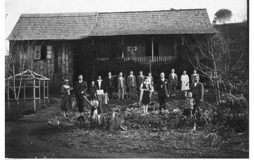 Zamożny kolonista z gośćmi w święto Bożego Narodzenia przed domem w Brazylii, 1929 / Narodowe Archiwum Cyfrowe