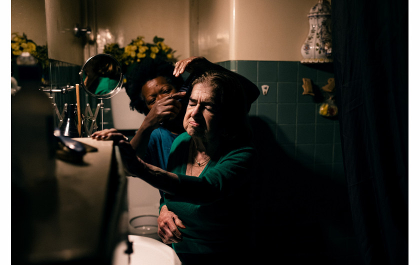 Z cyklu: MARIA
fot. Maria Abranches / World Press Photo 2025





Życie Any Marii Jeremias jako opiekunki i pomocy domowej w Portugalii odzwierciedla los niezliczonych kobiet w całej Europie. W wieku zaledwie dziewięciu lat została przemycona z Angoli do Portugalii pod fałszywymi obietnicami edukacji. Od ponad czterdziestu lat pracuje w cudzych domach, odgrywając kluczową rolę w codziennym życiu rodzin, którym pomaga. Skupiając się na jej historii, fotografka zachęca do refleksji nad uprzywilejowaniem oraz oddaje hołd jej życiu — i życiu wielu kobiet o podobnych doświadczeniach.