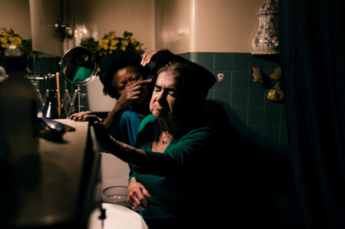 <strong>Z cyklu: "MARIA"<br />
fot. Maria Abranches / World Press Photo 2025</strong>
<br /><br />
Życie Any Marii Jeremias jako opiekunki i pomocy domowej w Portugalii odzwierciedla los niezliczonych kobiet w całej Europie. W wieku zaledwie dziewięciu lat została przemycona z Angoli do Portugalii pod fałszywymi obietnicami edukacji. Od ponad czterdziestu lat pracuje w cudzych domach, odgrywając kluczową rolę w codziennym życiu rodzin, którym pomaga. Skupiając się na jej historii, fotografka zachęca do refleksji nad uprzywilejowaniem oraz oddaje hołd jej życiu — i życiu wielu kobiet o podobnych doświadczeniach.