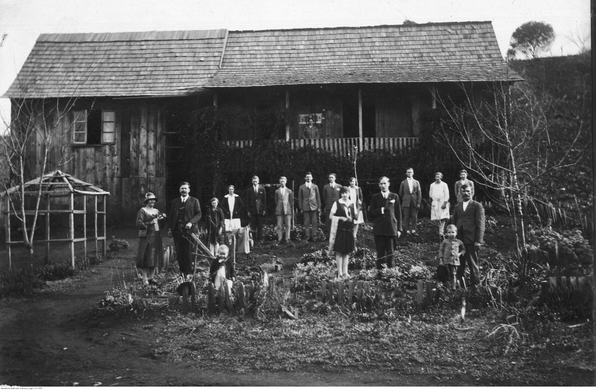 Zamożny kolonista z gośćmi w święto Bożego Narodzenia przed domem w Brazylii, 1929 / Narodowe Archiwum Cyfrowe