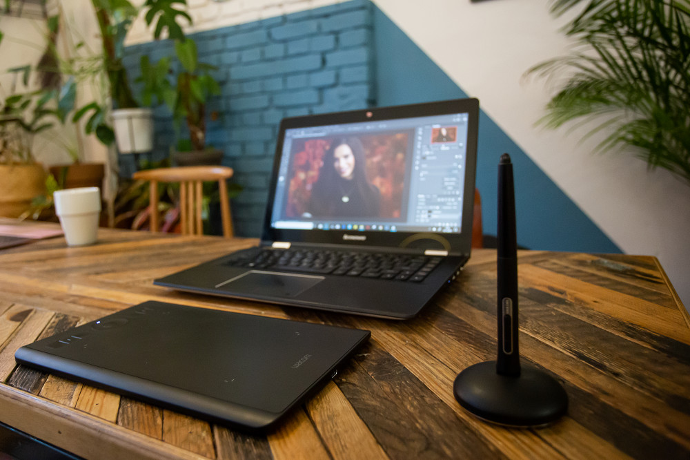 Zdjęcie tabletu graficznego Wacom Intuos Pro S na biurku przy komputerze