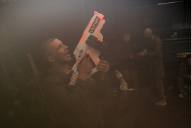 Ukraiński żołnierz z 25 brygady, Anton Konan, bawi się zabawkowym pistoletem w Izum. Ukraina, 15 września 2022
fot. Wojciech Grzędziński
