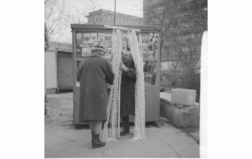 Sprzedaż łańcuchów choinkowych przy stoisku księgarskim Domu Książki, Warszwa, 1972 / Narodowe Archiwum Cyfrowe