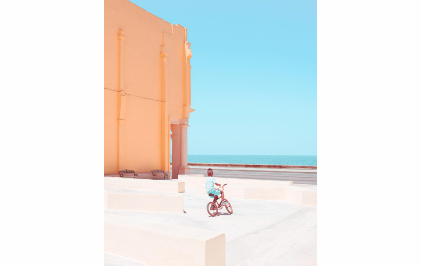 fot. Krzysztof Bednarski, z cyklu Reflective Moments, finalistka kategorii Projects & Portfolios | Urban Photo Awards 2020