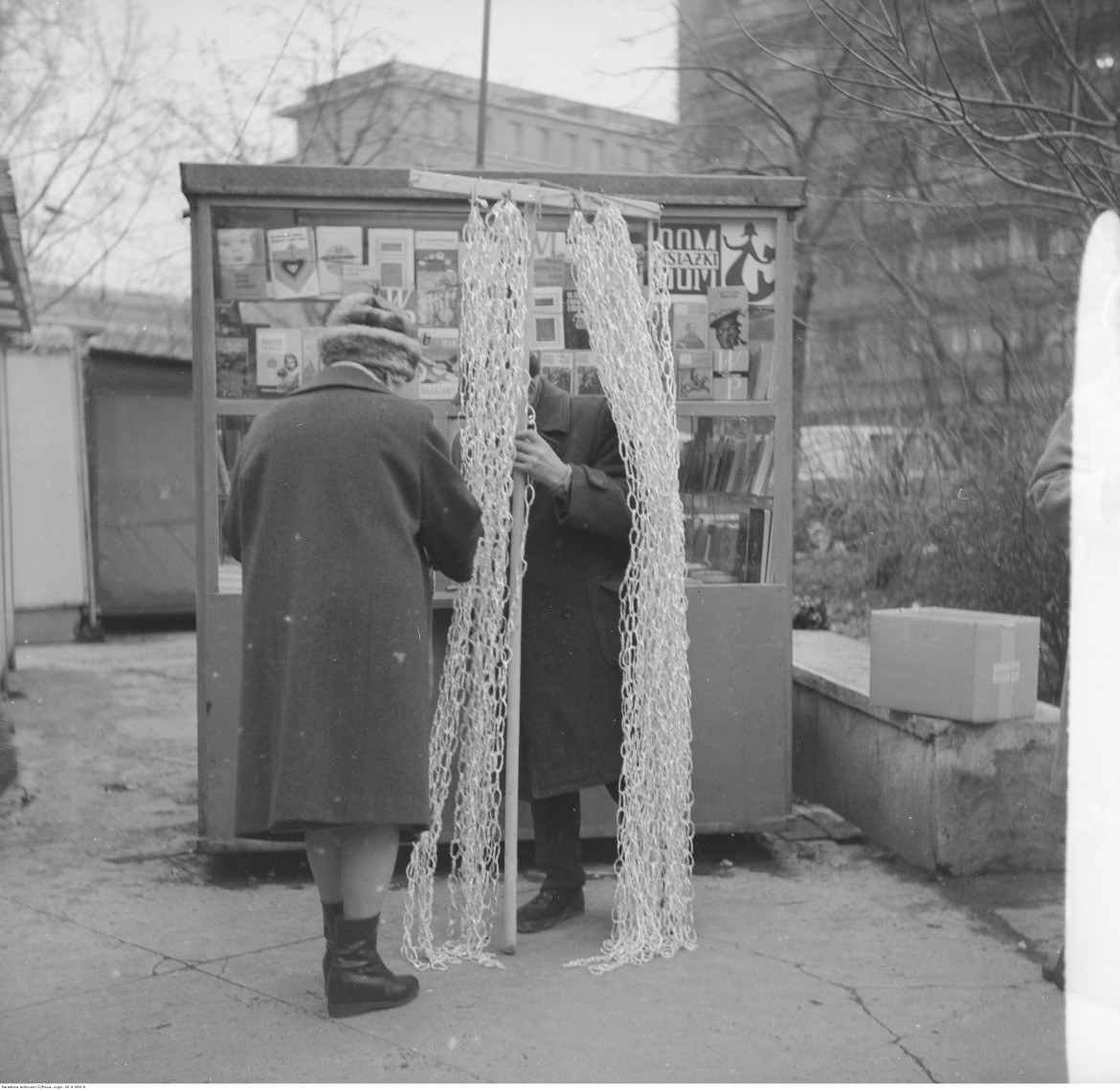 Sprzedaż łańcuchów choinkowych przy stoisku księgarskim "Domu Książki", Warszwa, 1972 / Narodowe Archiwum Cyfrowe