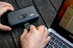 Newell LCD-PB-SD - ładowarka, powerbank i czytnik kart w jednym