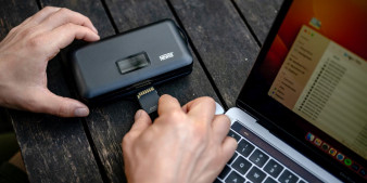 Newell LCD-PB-SD - ładowarka, powerbank i czytnik kart w jednym