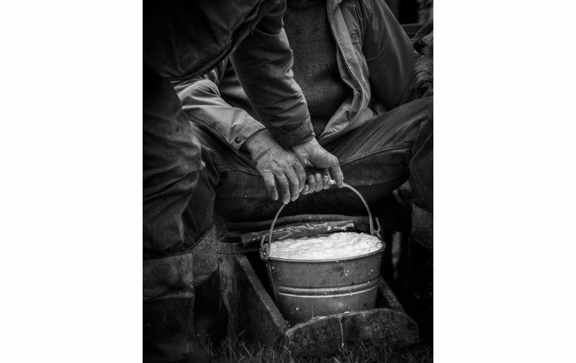 fot. Łukasz Kowalski, Z życia bacówki, III miejsce w konkursie Śląska Fotografia Prasowa