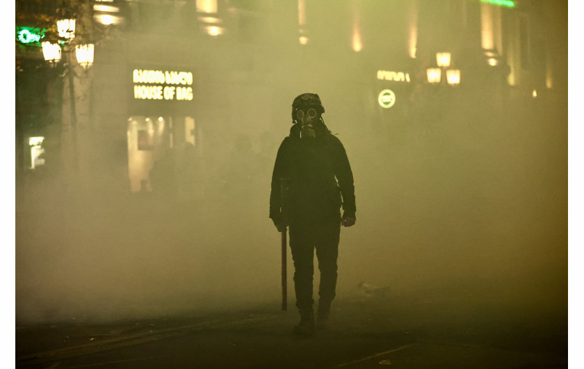 Z cyklu: Protests in Georgia
fot. Mikhail Tereshchenko / TASS Agency / World Press Photo 2025



W listopadzie 2024 roku obywatele Gruzji masowo wyszli na ulice po ogłoszeniu przez premiera Irakliego Kobakhidze czteroletniego zawieszenia rozmów akcesyjnych z Unią Europejską. Decyzja ta zapadła po tym, jak Parlament Europejski zakwestionował uczciwość ostatnich wyborów w Gruzji, wskazując na możliwe fałszerstwa. W stolicy kraju, Tbilisi, tysiące osób demonstrowało, a przed budynkiem parlamentu doszło do starć protestujących z policją. Choć pod koniec grudnia władze brutalnie rozprawiły się z przejawami sprzeciwu, uchwalając prawo penalizujące nawet symboliczne formy protestu – takie jak publiczne rozwieszanie naklejek – demonstracje nie ustały.