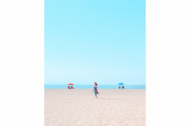 fot. Krzysztof Bednarski, z cyklu "Reflective Moments", finalistka kategorii Projects & Portfolios | Urban Photo Awards 2020