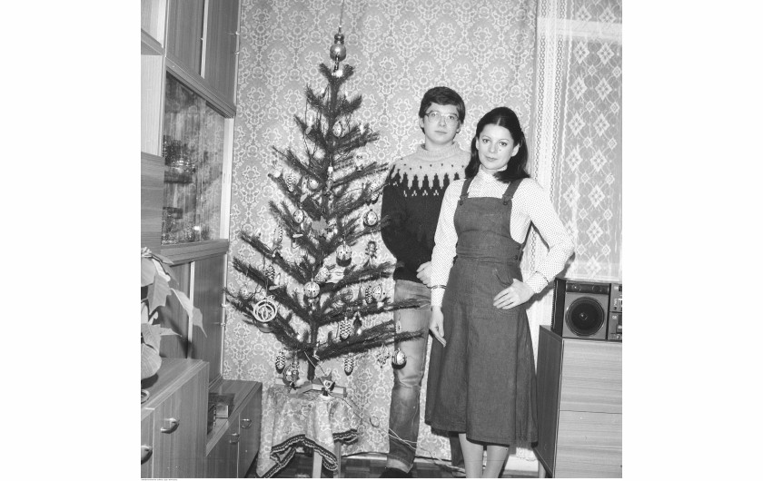 Danuta Krotowicz z synem pozuje do zdjęcia przy choince. Widoczna meblościanka i radiomagnetofon Sanyo C4, 1982-83 / Narodowe Archiwum Cyfrowe