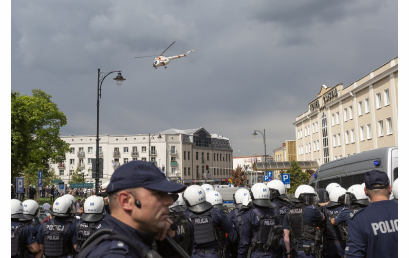 fot. Mateusz Matuszczak / BLOK.photo, nominacja w kategorii Wydarzenia. Pod hasłem „Białystok domem wszystkich”, 20 lipca 2019 roku ulicami miasta przeszedł pierwszy Marsz Równości. W stronę jego uczestników poleciały petardy, kamienie, butelki, doszło do zamieszek. 