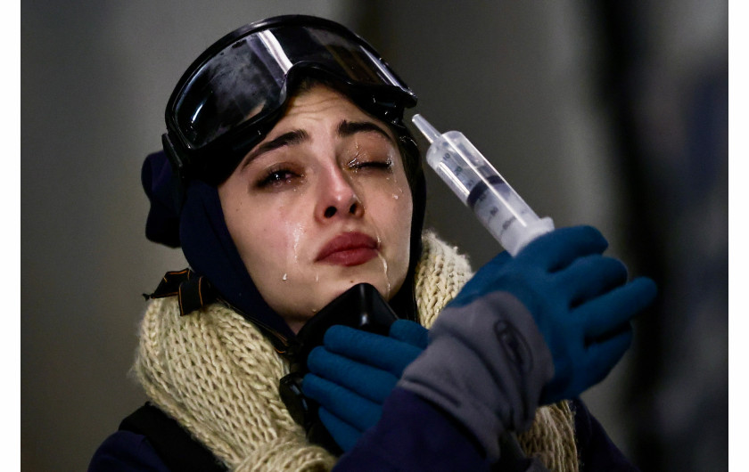 Z cyklu: Protests in Georgia
fot. Mikhail Tereshchenko / TASS Agency / World Press Photo 2025



W listopadzie 2024 roku obywatele Gruzji masowo wyszli na ulice po ogłoszeniu przez premiera Irakliego Kobakhidze czteroletniego zawieszenia rozmów akcesyjnych z Unią Europejską. Decyzja ta zapadła po tym, jak Parlament Europejski zakwestionował uczciwość ostatnich wyborów w Gruzji, wskazując na możliwe fałszerstwa. W stolicy kraju, Tbilisi, tysiące osób demonstrowało, a przed budynkiem parlamentu doszło do starć protestujących z policją. Choć pod koniec grudnia władze brutalnie rozprawiły się z przejawami sprzeciwu, uchwalając prawo penalizujące nawet symboliczne formy protestu – takie jak publiczne rozwieszanie naklejek – demonstracje nie ustały.